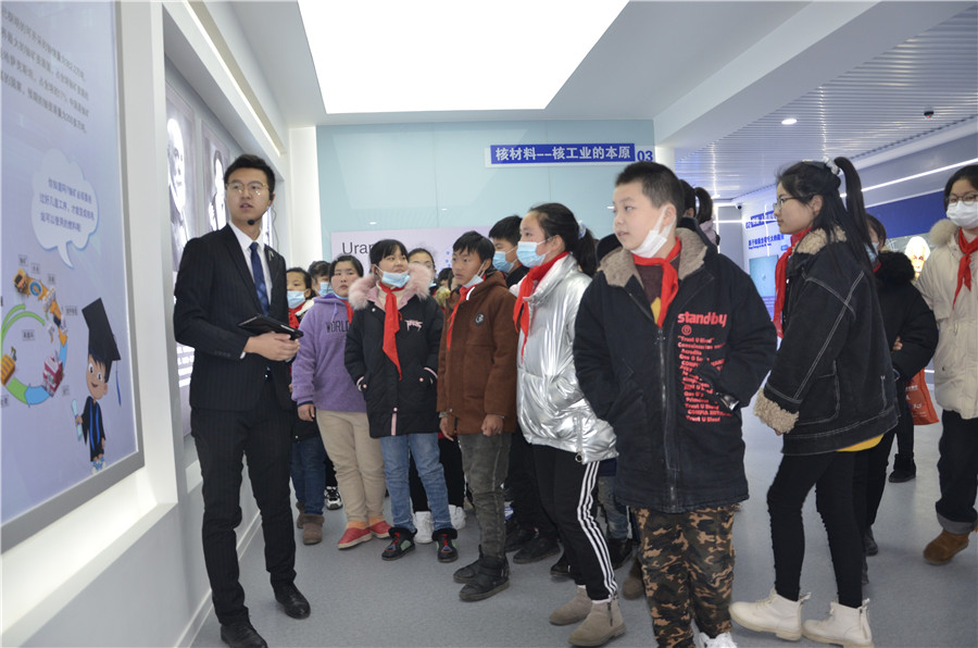围山村小学学生参观核科技馆